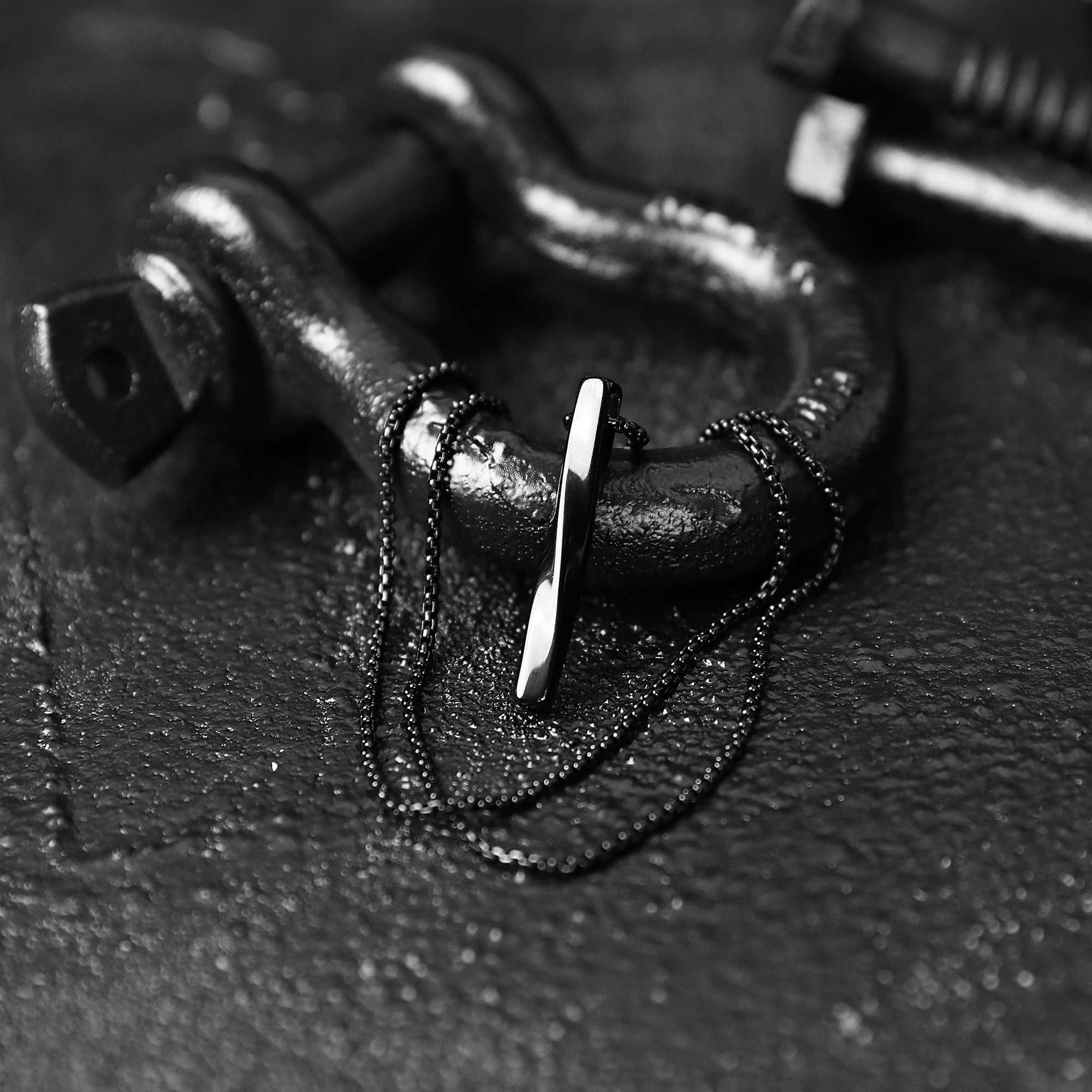 Twisted Bar Necklace - Black